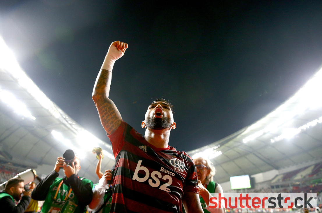Gabriel Barbosa of Flamengo celebrates with the fans at full time